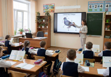 rossiyskie-shkoly-perehodyat-na-interaktivnye-paneli-kak-cifrovye-tehnologii-menyayut-uchebnyy-process