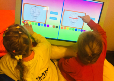 postavka-interaktivnogo-stola-osoboe-detstvo