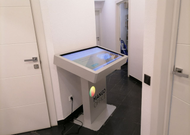 postavka-interaktivnogo-stola-v-mango-telekom