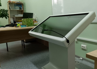 postavka-interaktivnogo-stola-v-gorod-protvino-dnk-tehnologiya