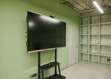 postavka-interaktivnoy-paneli-v-konferenc-zal-sankt-peterburg