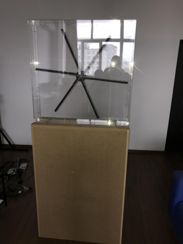 golograficheskiy-on-layn-konsultant-na-brendirovannom-podiume-dlya-golograficheskih-ventilyatorov