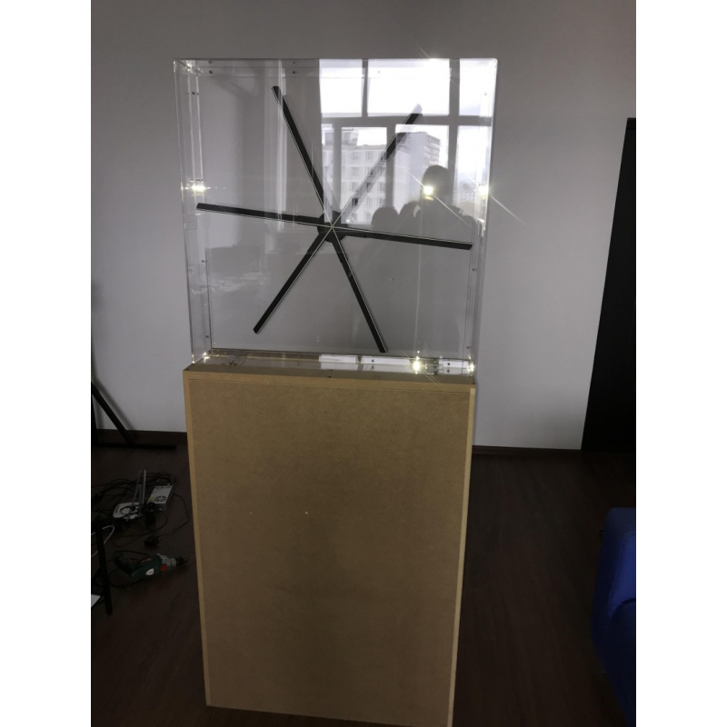 golograficheskiy-on-layn-konsultant-na-brendirovannom-podiume-dlya-golograficheskih-ventilyatorov-0