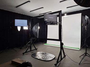 napolnaya-doska-146x100-sm-s-izognutym-steklom-videodoska