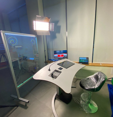 obrazovatelnaya-videostudiya-antouch-quicktolive-dlya-zapisi-i-onlayn-translyacii-obrazovatelnogo-kontenta